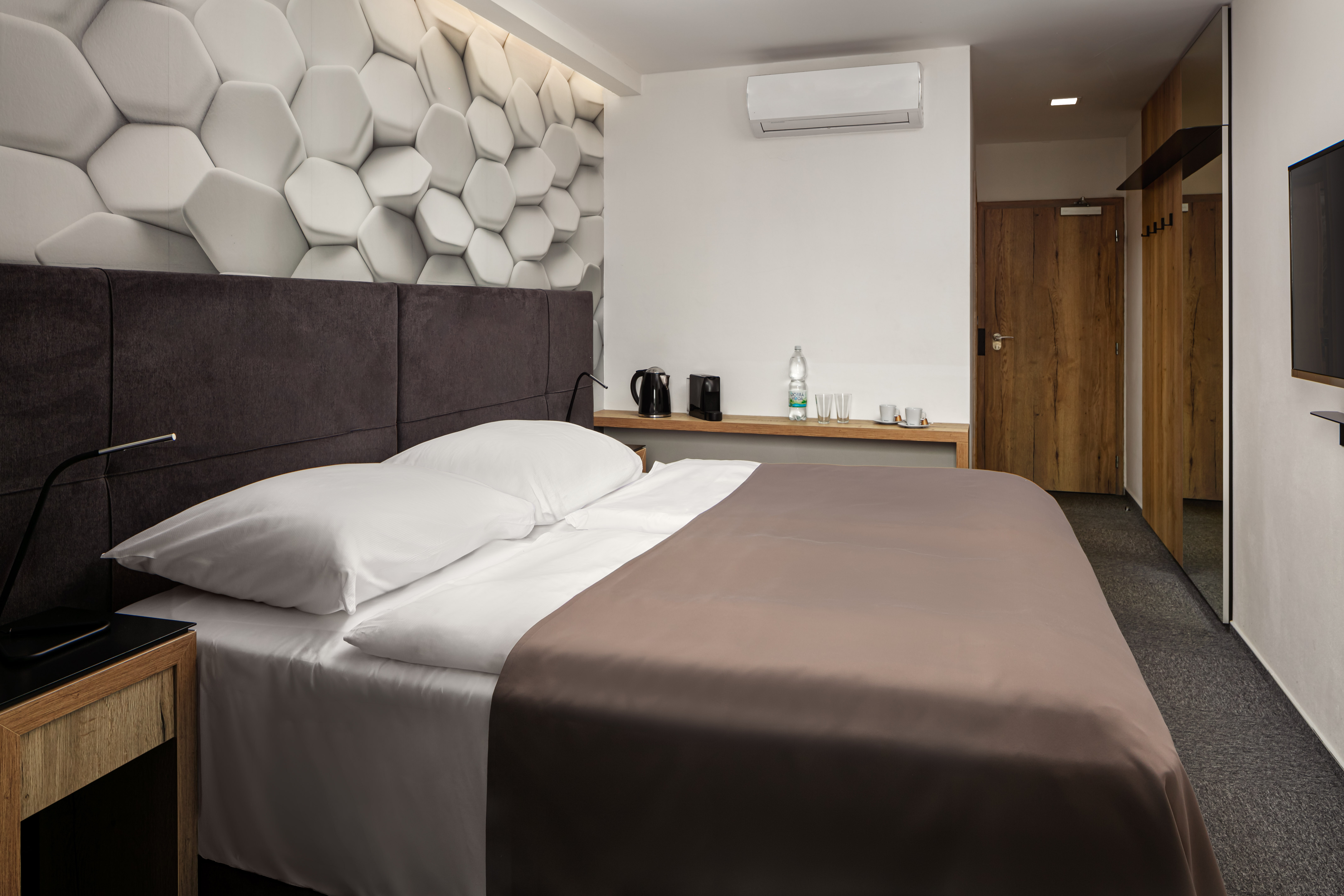 4 Smart Hotel room